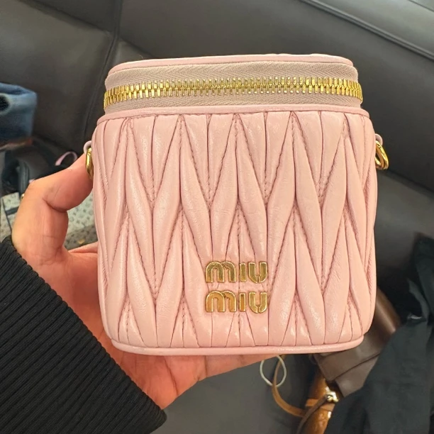 95新 MIU MIU/缪缪 白菜粉色化妆盒单肩包