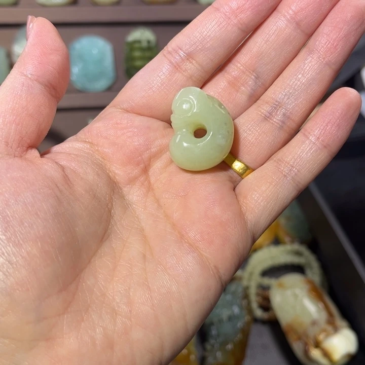 蛇纹石玉颈饰未镶嵌抖***白