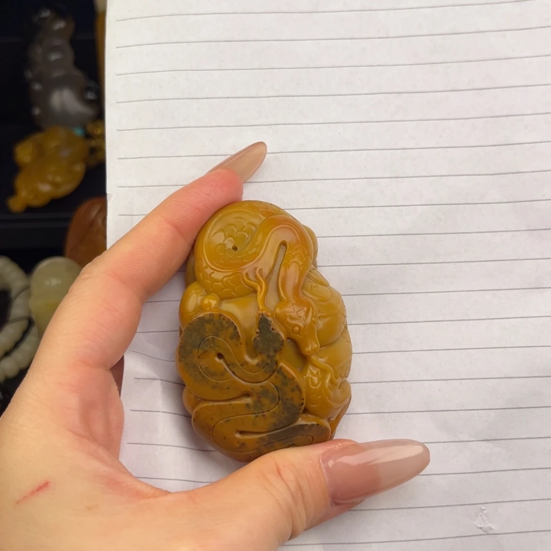 偶***然未镶嵌黄蜡石挂件石英质玉