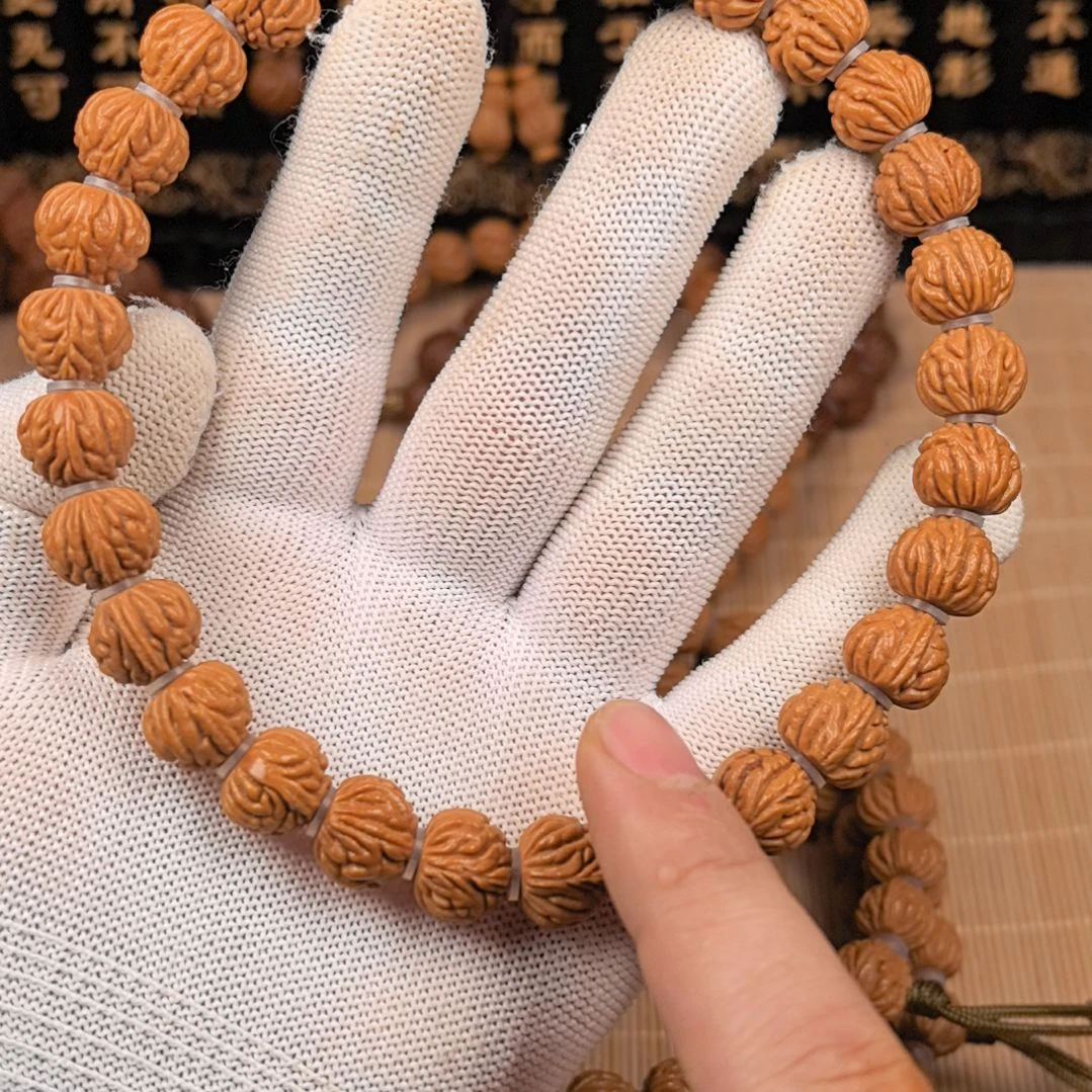 吊坠桃核小金豆手持