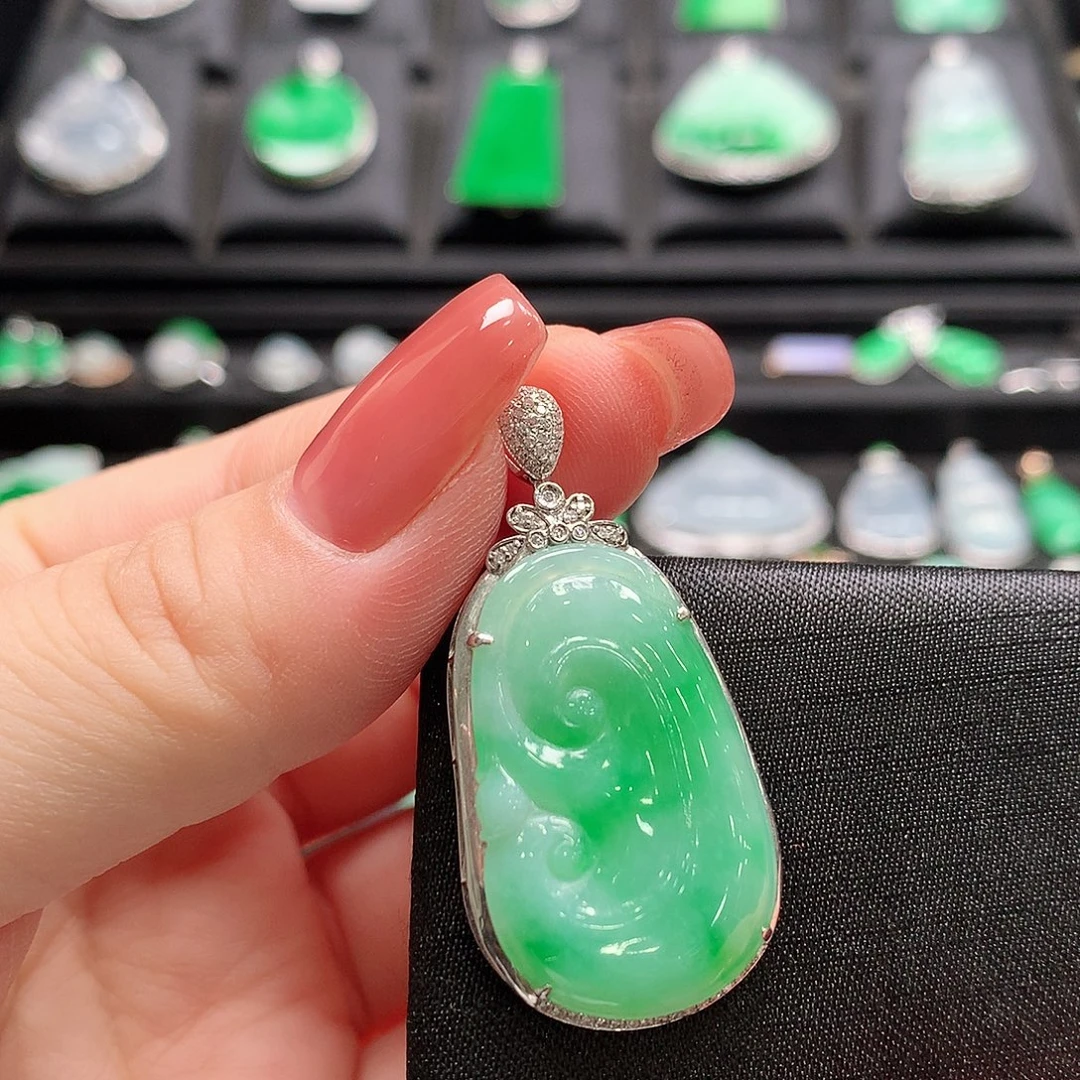 翡翠18K金镶嵌颈饰如意