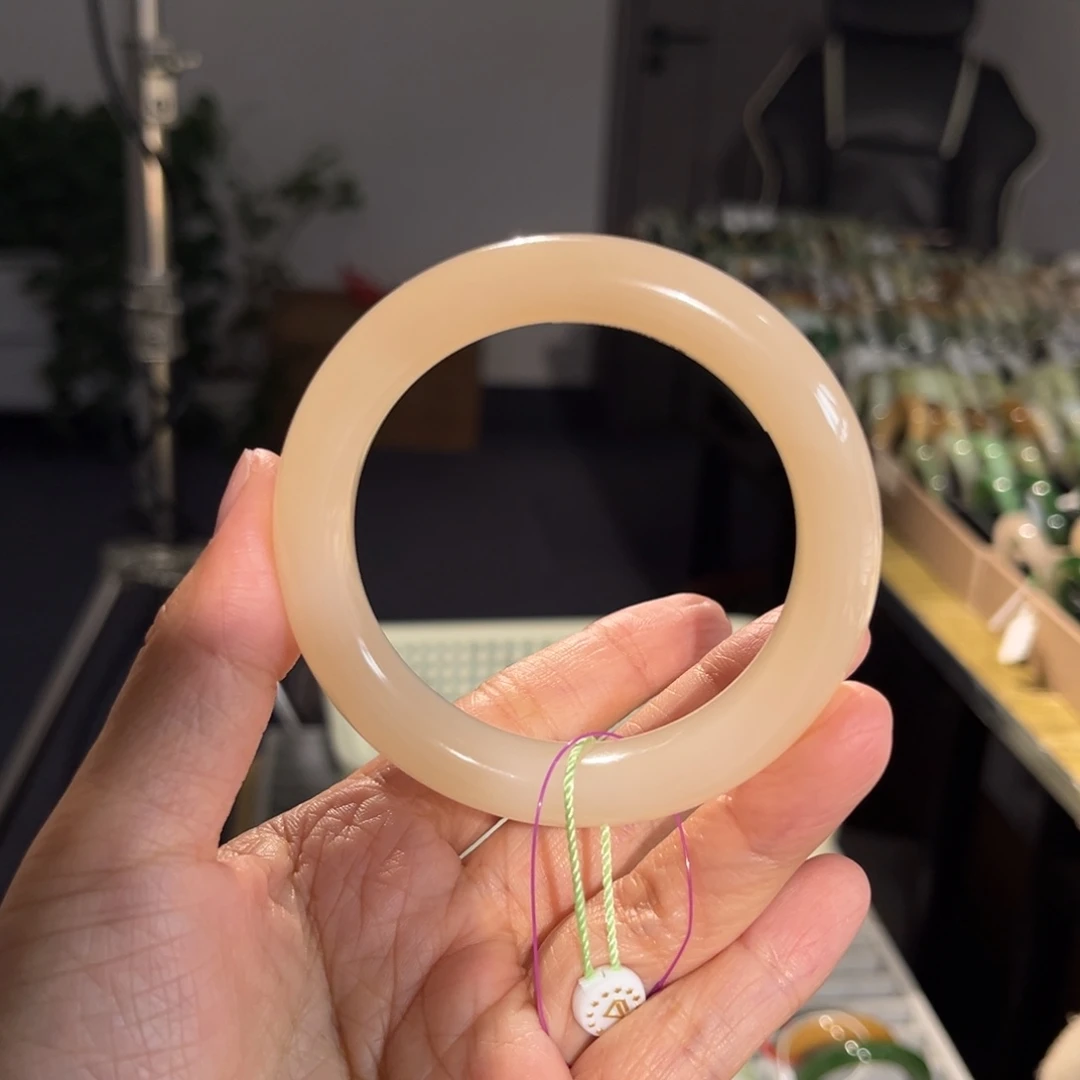 和田玉未镶嵌手镯  「藕粉」