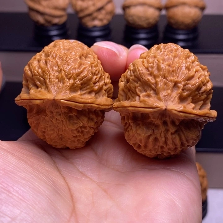 文玩核桃把件绣花鞋64