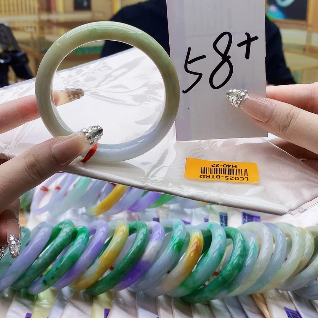 翡翠未镶嵌手镯io