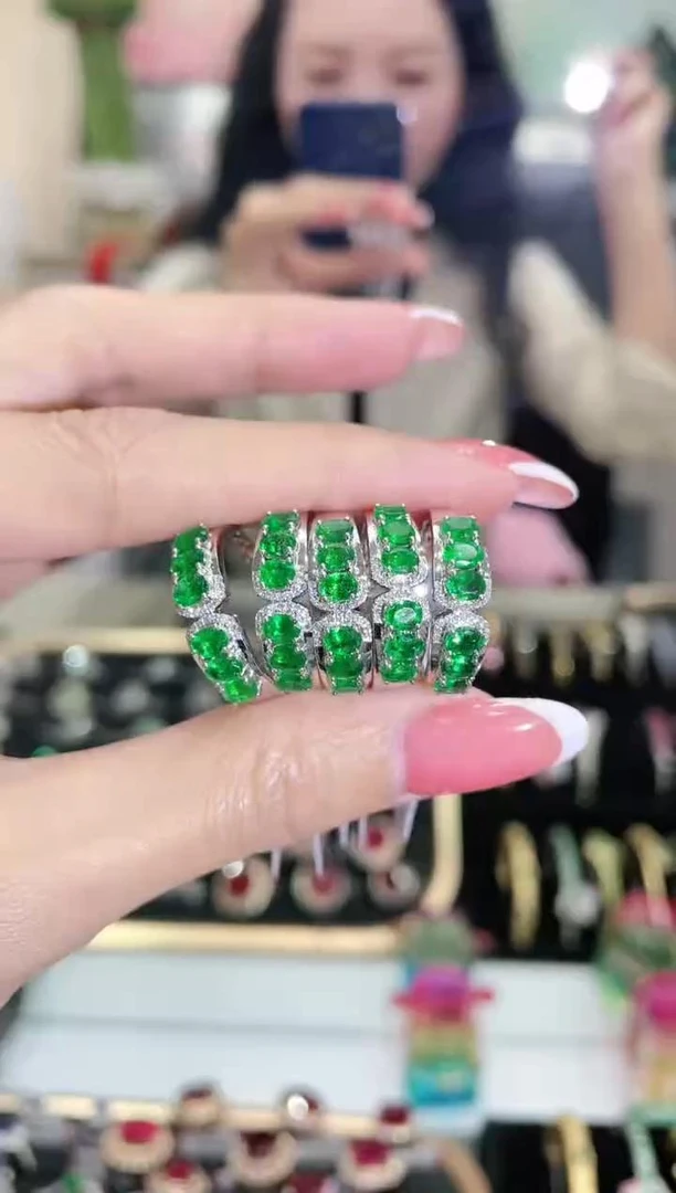 18K金镶嵌祖母绿戒指排戒 多样性发其一