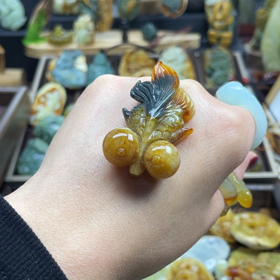 蛇纹石玉颈饰未镶嵌花玉俏色金鱼