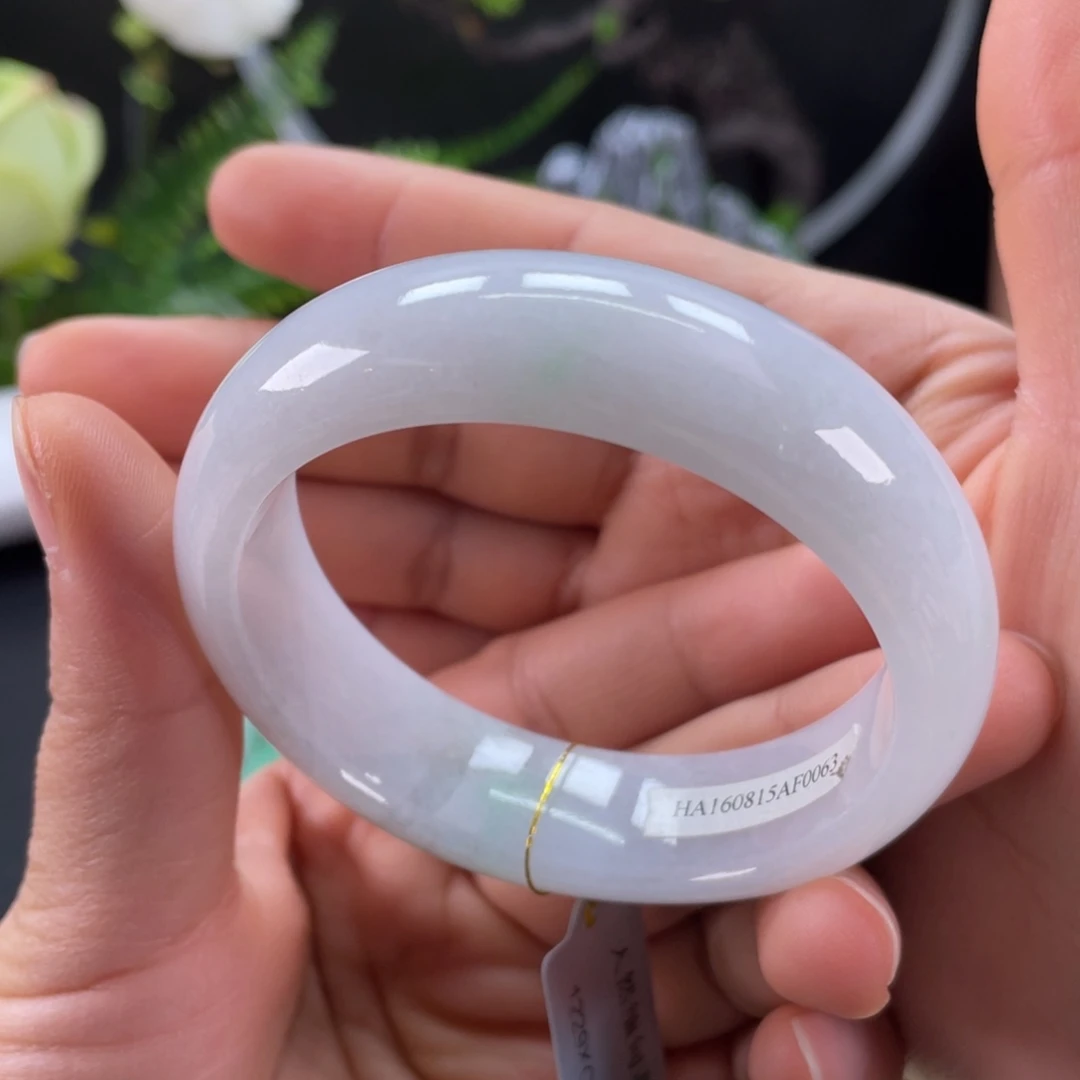 翡翠手镯未镶嵌粉底带绿