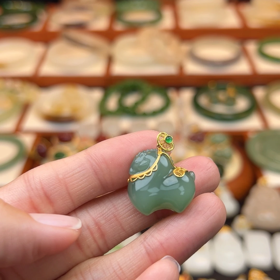 和田玉18K金镶嵌挂件