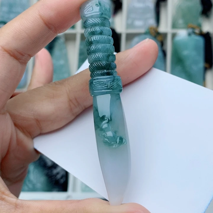 颈饰未镶嵌翡翠刀