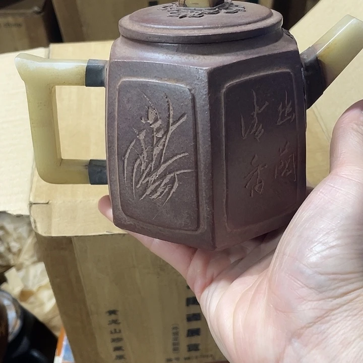 紫砂茶壶黄矿泥料手工制作的一把紫砂壶。