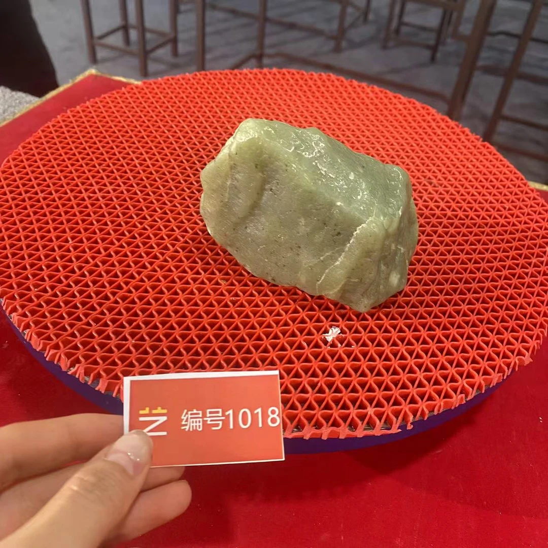 新疆玉料原石发一件编号1018