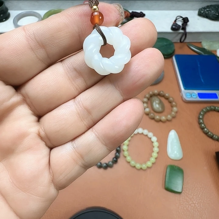 小***g和田玉未镶嵌颈饰