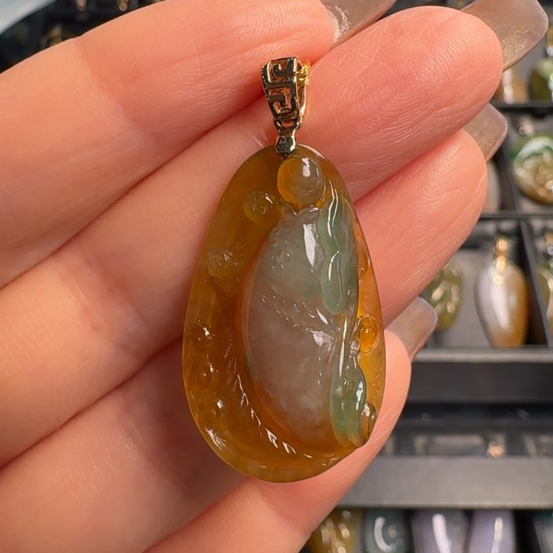 翡翠18K金镶嵌颈饰荷叶鱼