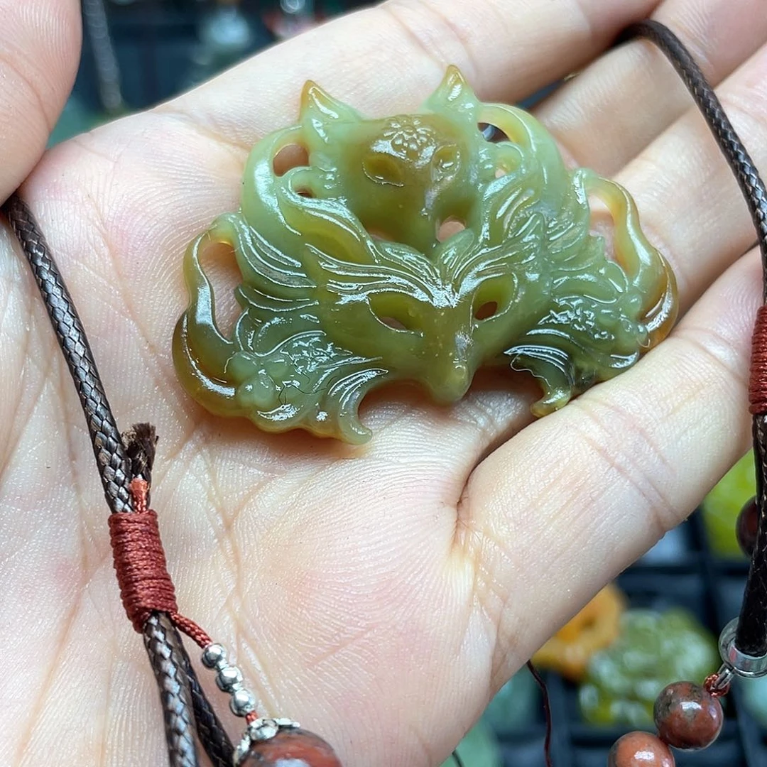 蛇纹石玉未镶嵌颈饰