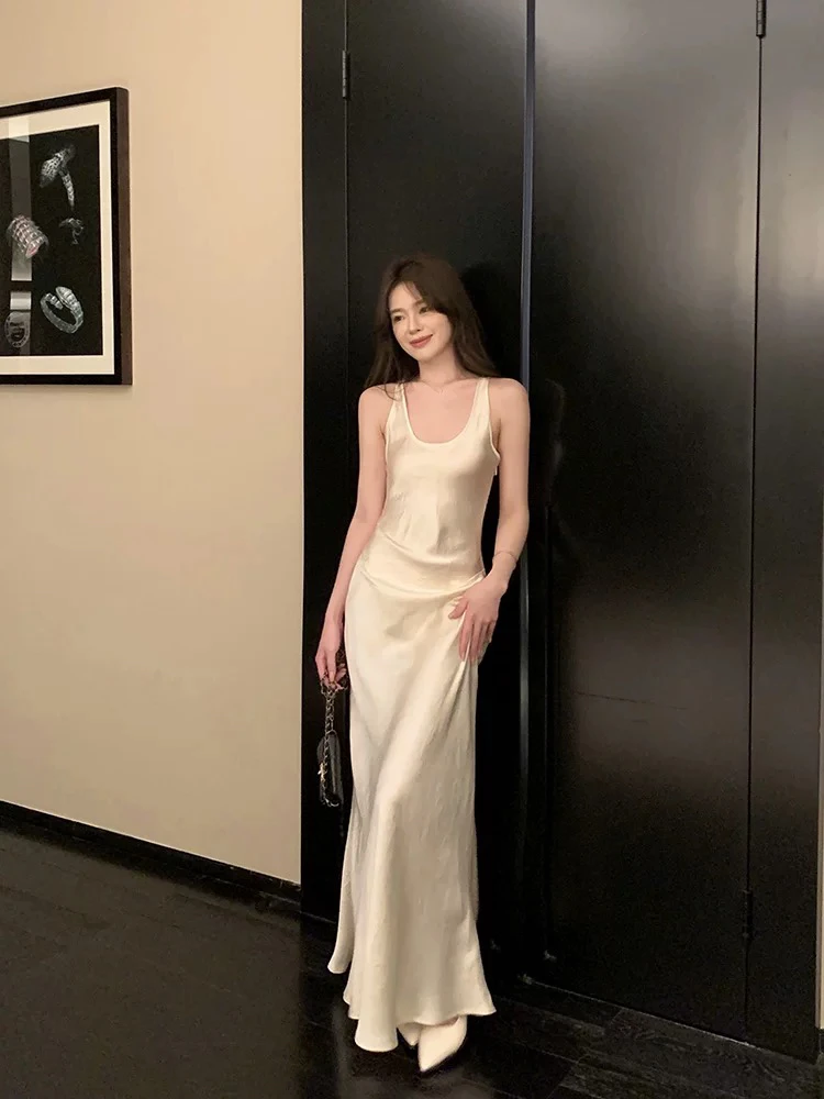 法式高级感缎面修身吊带连衣裙女2025春季新款时尚气质收腰长裙