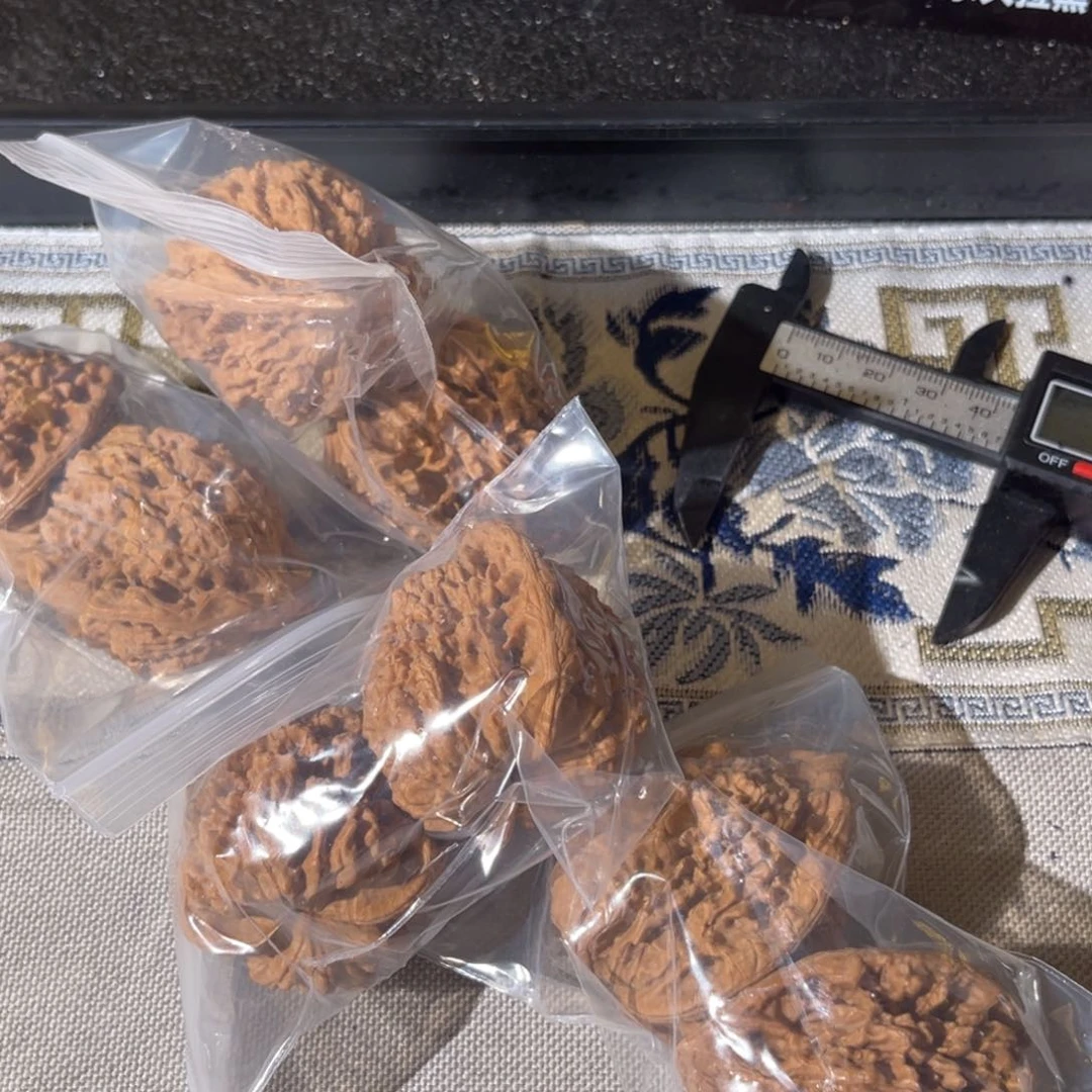 文玩核桃吊坠王勇冠毛两对