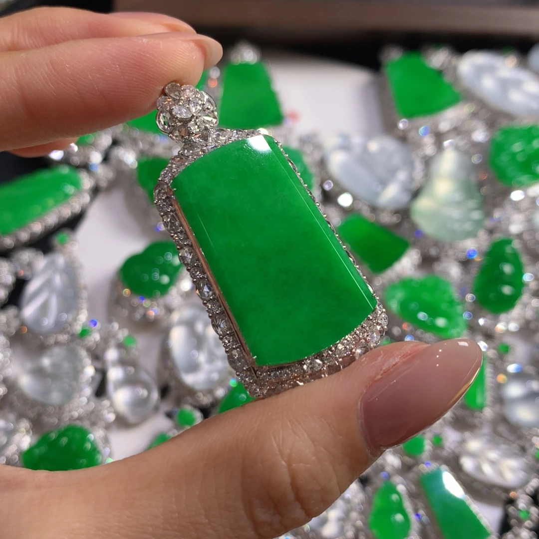 翡翠18K金镶嵌颈饰无事牌