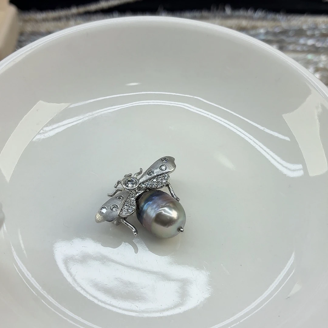 海水珍珠合金胸饰