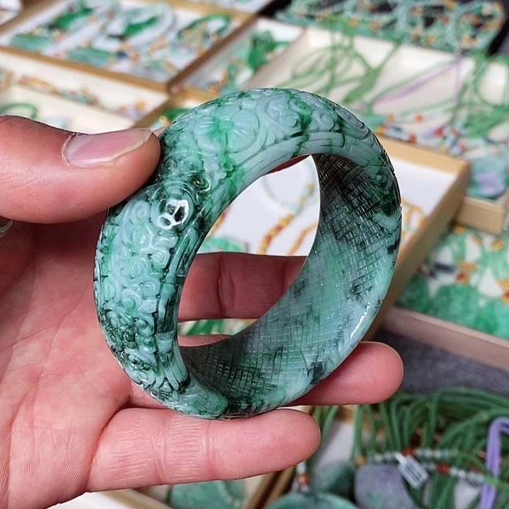 翡翠颈饰未镶嵌手镯