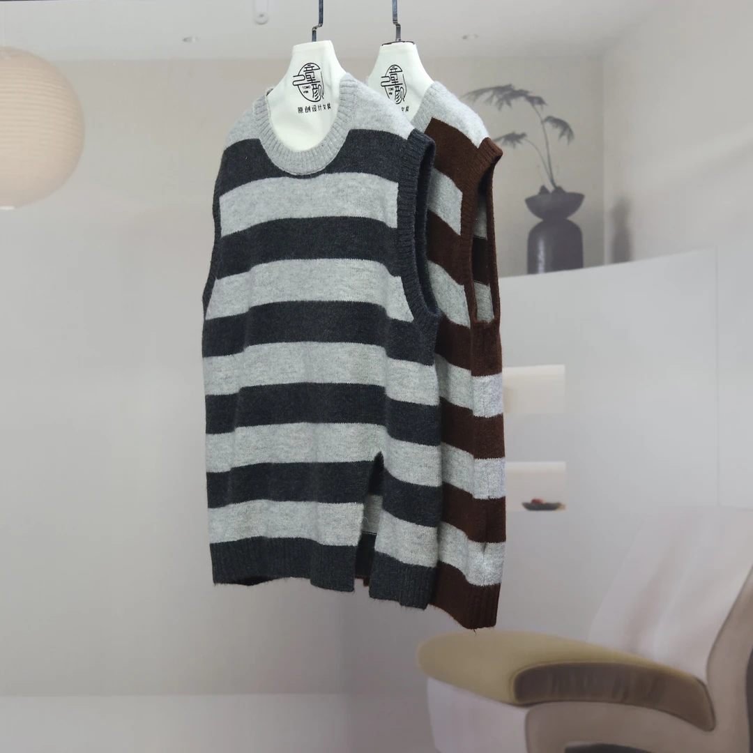 【8422】高品质原创设计两色时尚百搭条纹下开叉针织马甲童