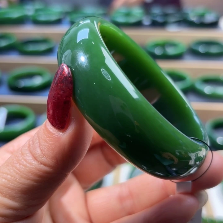 未镶嵌手镯和田玉快***。