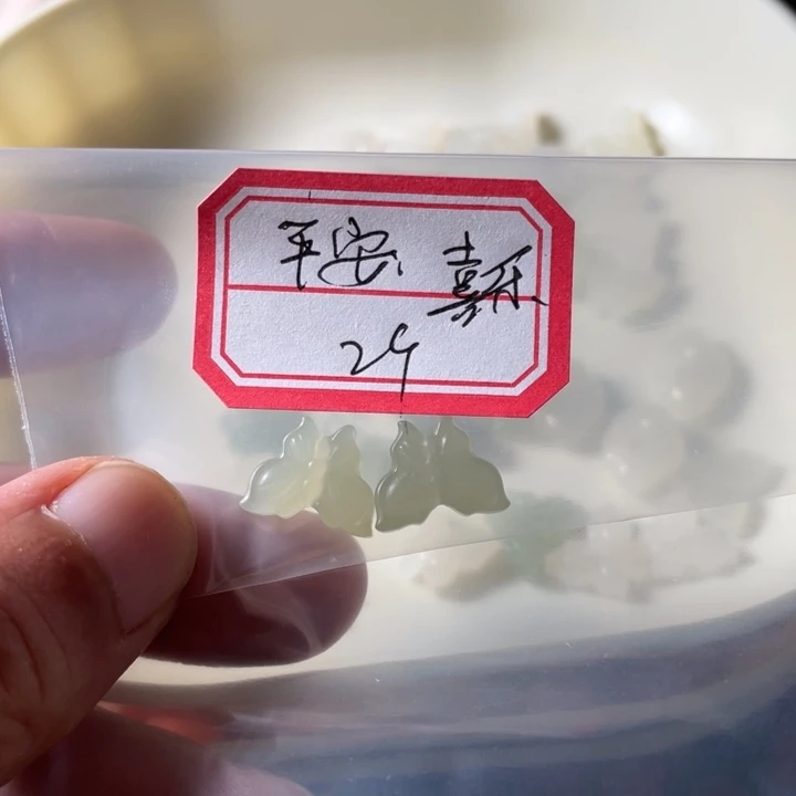颈饰未镶嵌南红玛瑙?****