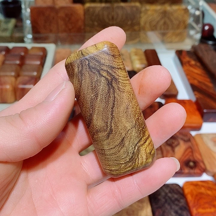 陆***爾香榧木木质哈把玩件588888
