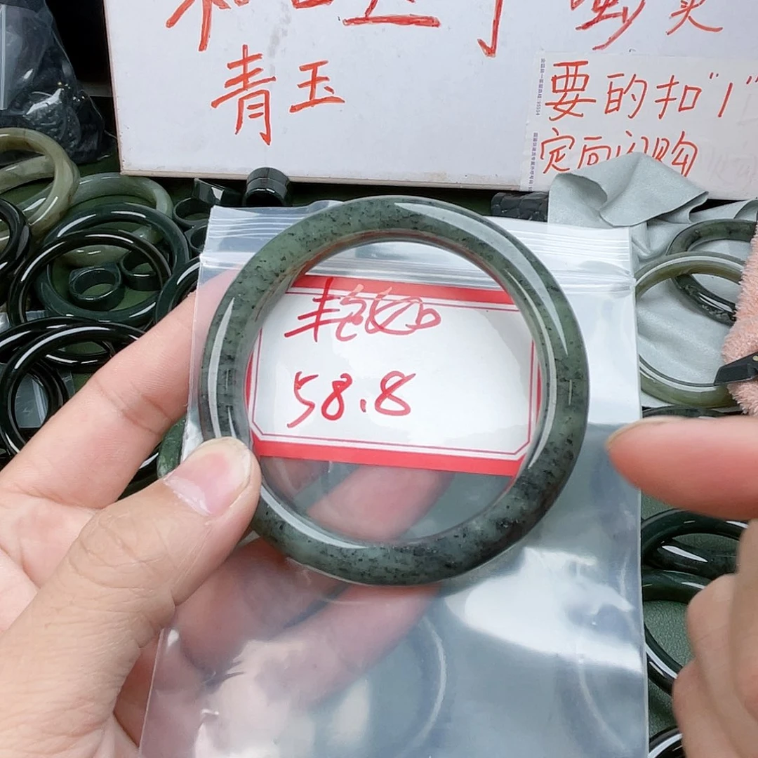 用***如和田玉未镶嵌手镯