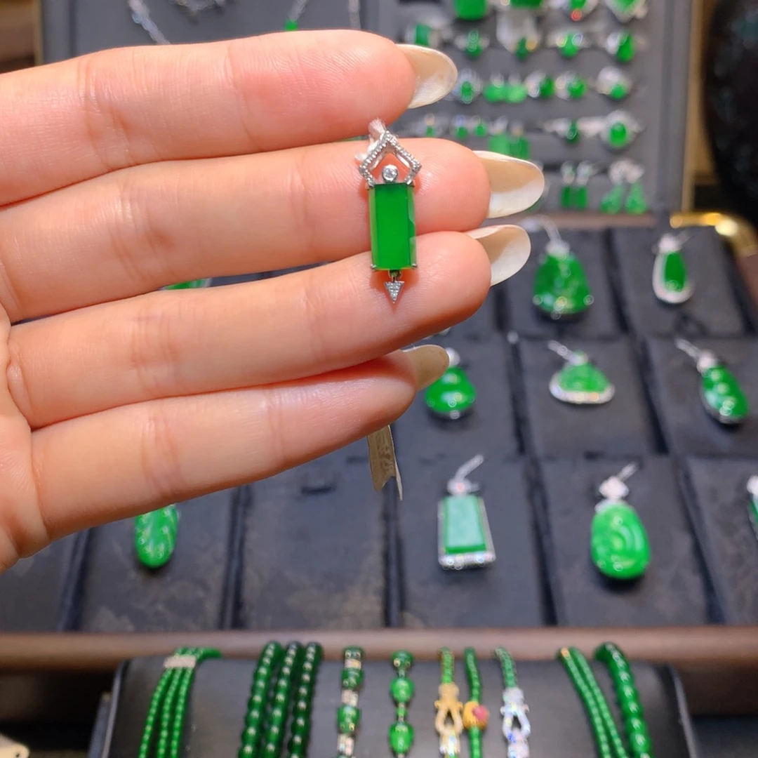 颈饰18K金镶嵌翡翠无事牌