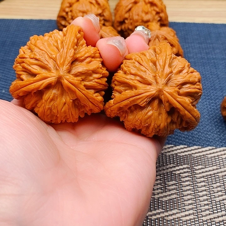 玉***蝶吊坠文玩核桃三棱