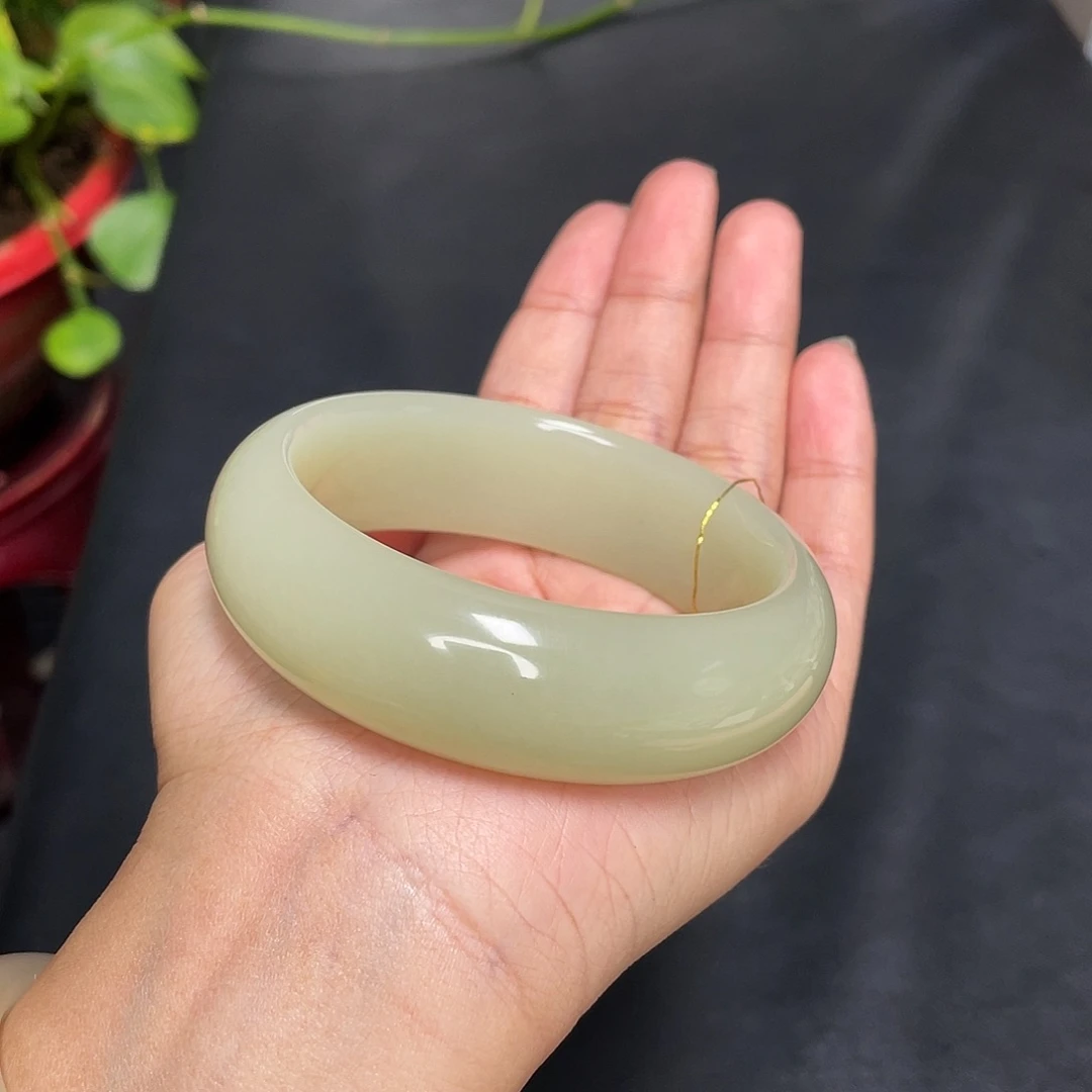 和田玉未镶嵌手镯大轮胎