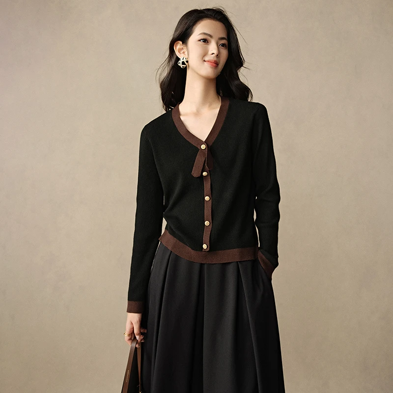 晚白【新品】2025上衣拼色V领针织衫女24102957