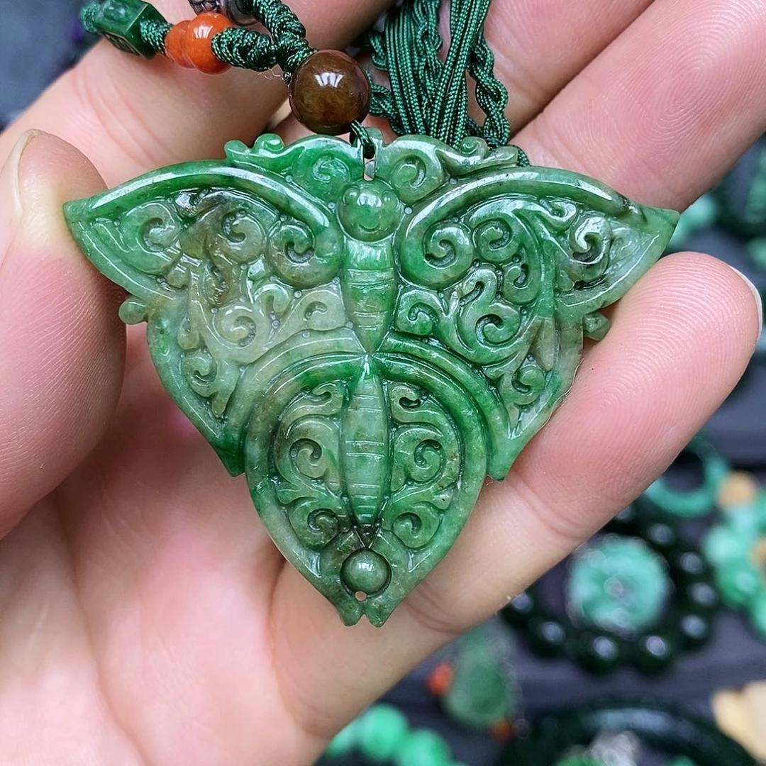 颈饰未镶嵌翡翠漂亮美眉