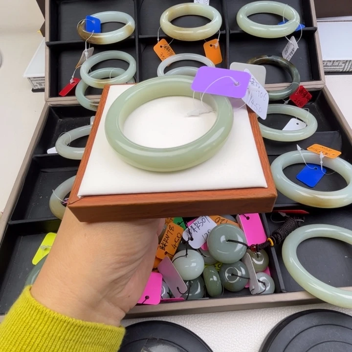 未镶嵌手镯和田玉七月