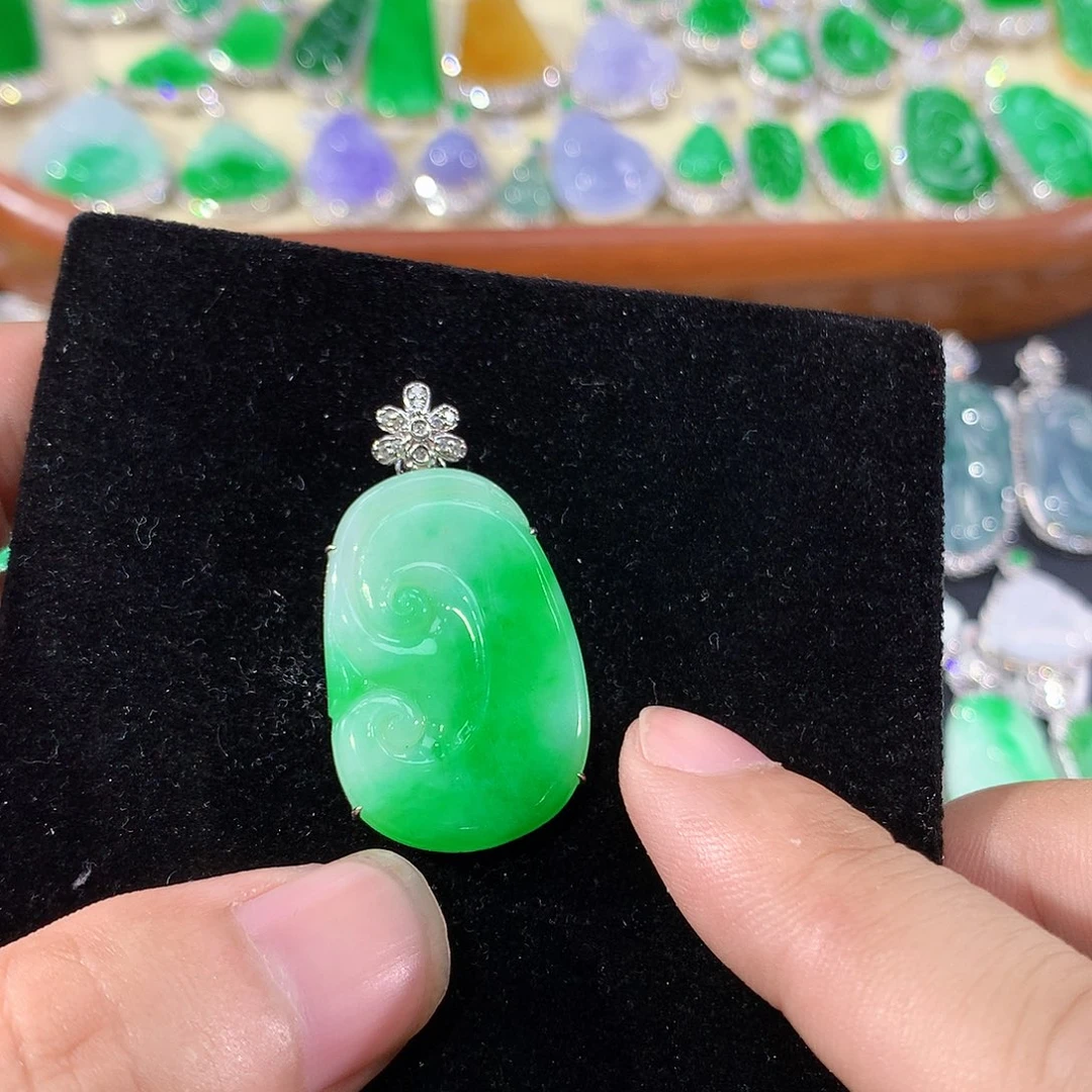 湖***客翡翠18K金镶嵌颈饰