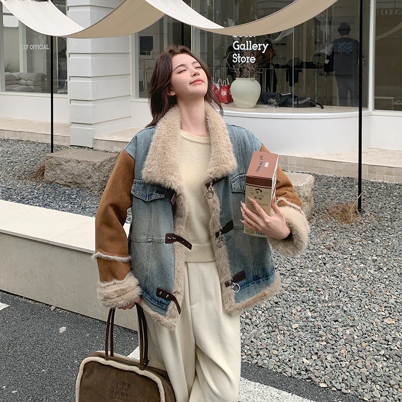 独特设计感牛仔拼接羊羔毛翻领女2025冬季时尚新款皮毛一体厚外套
