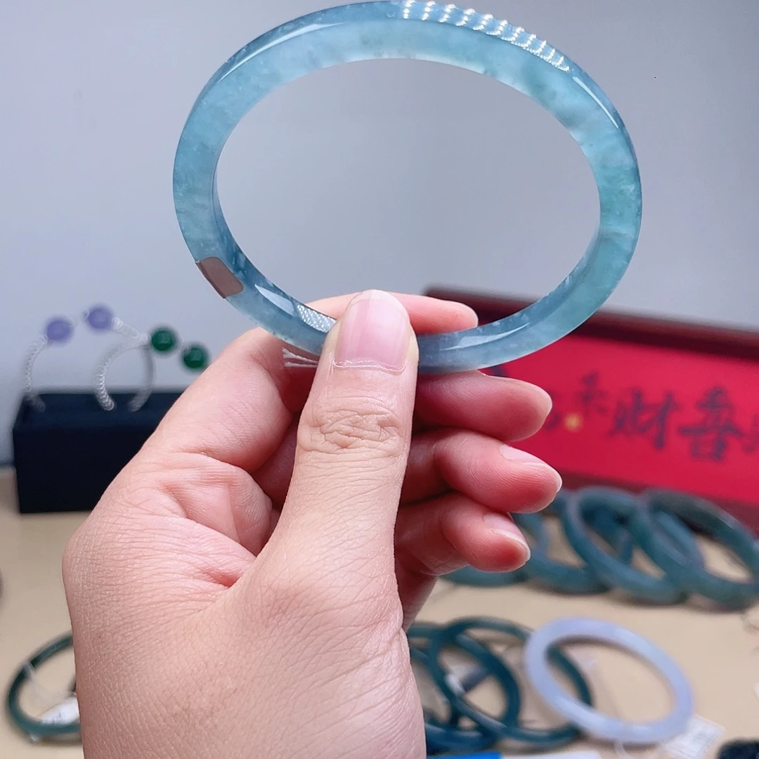 翡翠手镯未镶嵌翡翠手镯