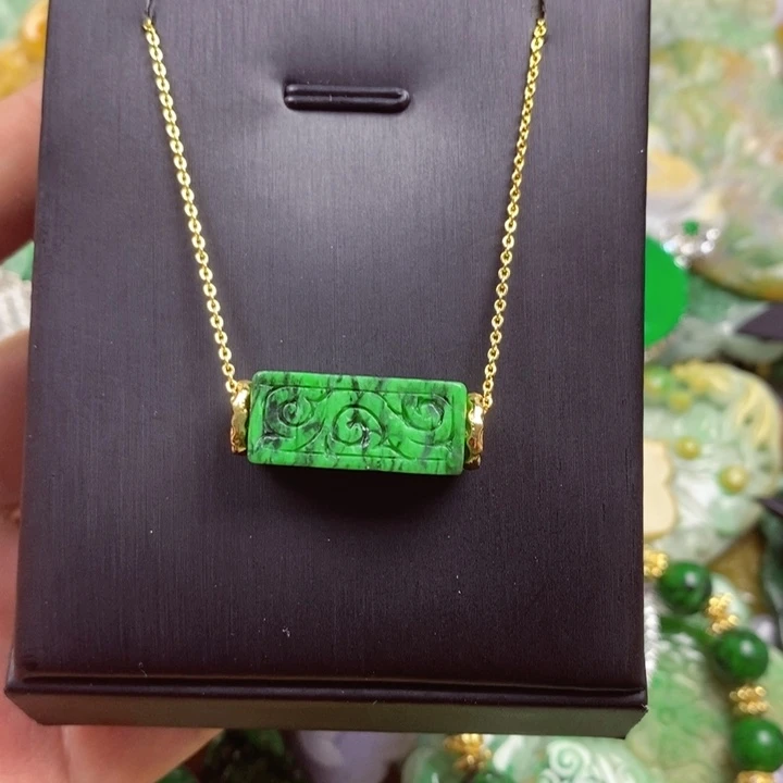 翡翠未镶嵌吊坠(赠链)