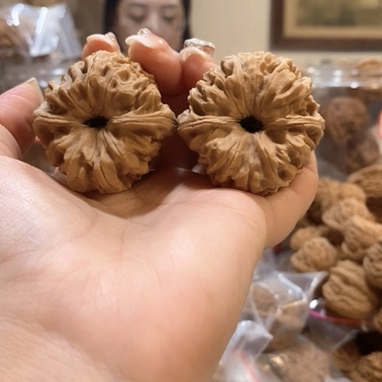 文玩核桃吊坠41门墩有水尖