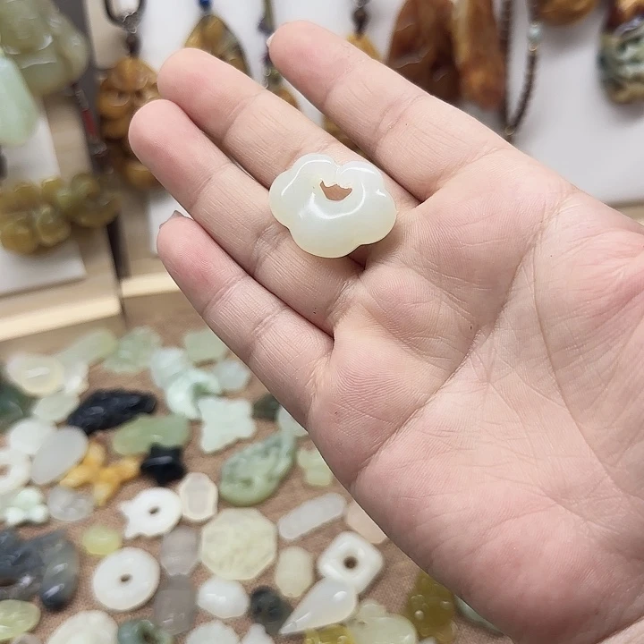 岫玉合金颈饰祥云锁