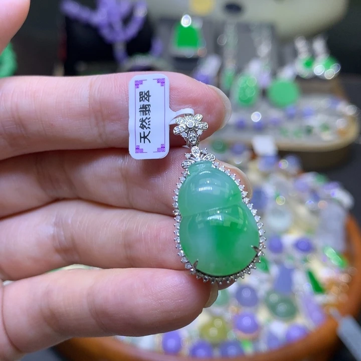 颈饰18K金镶嵌翡翠