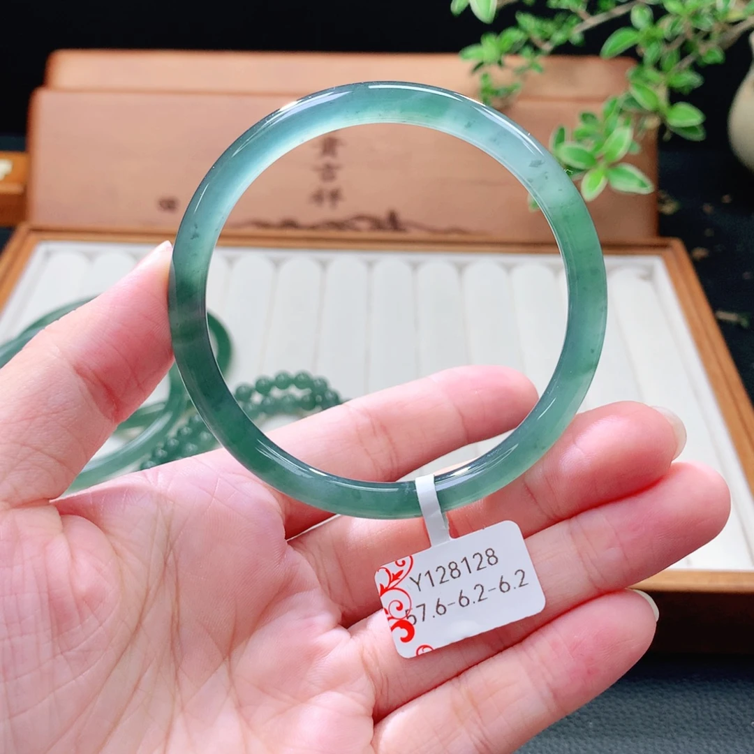 翡翠未镶嵌手镯(圆镯)