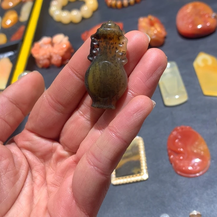 石英质玉（黄龙玉）未镶嵌颈饰