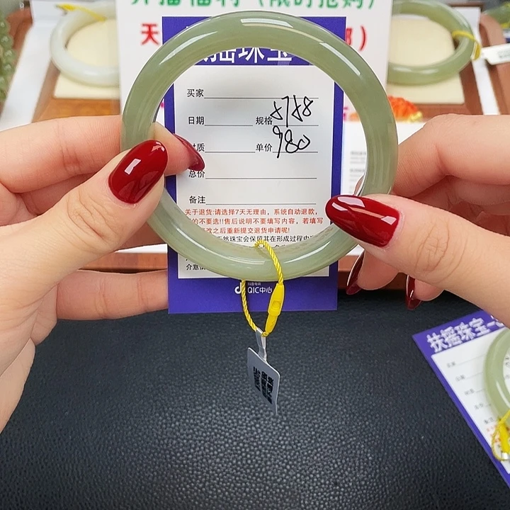 和田玉未镶嵌手镯