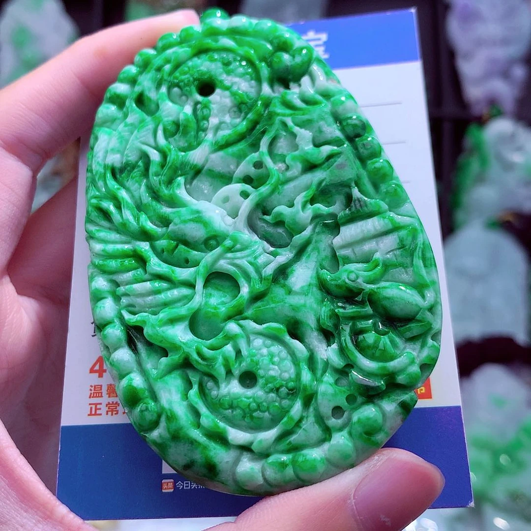 翡翠未镶嵌颈饰珠*霞挂件