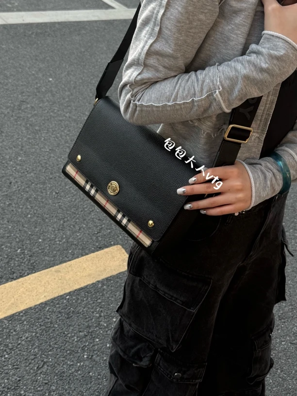 99新 BURBERRY/博柏利 新款复古风TB标可调宽肩带邮差单肩包