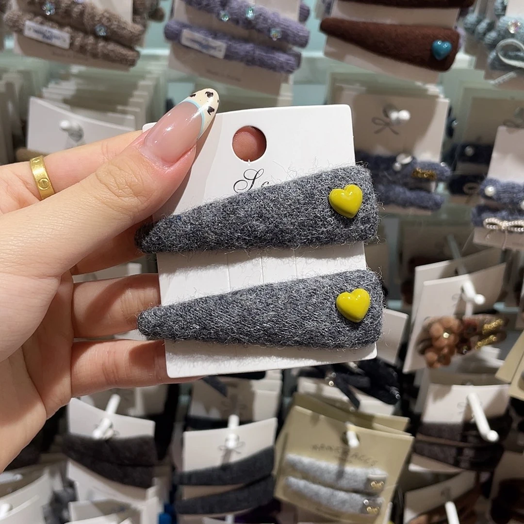 非金属皮质灰色黄爱心三角