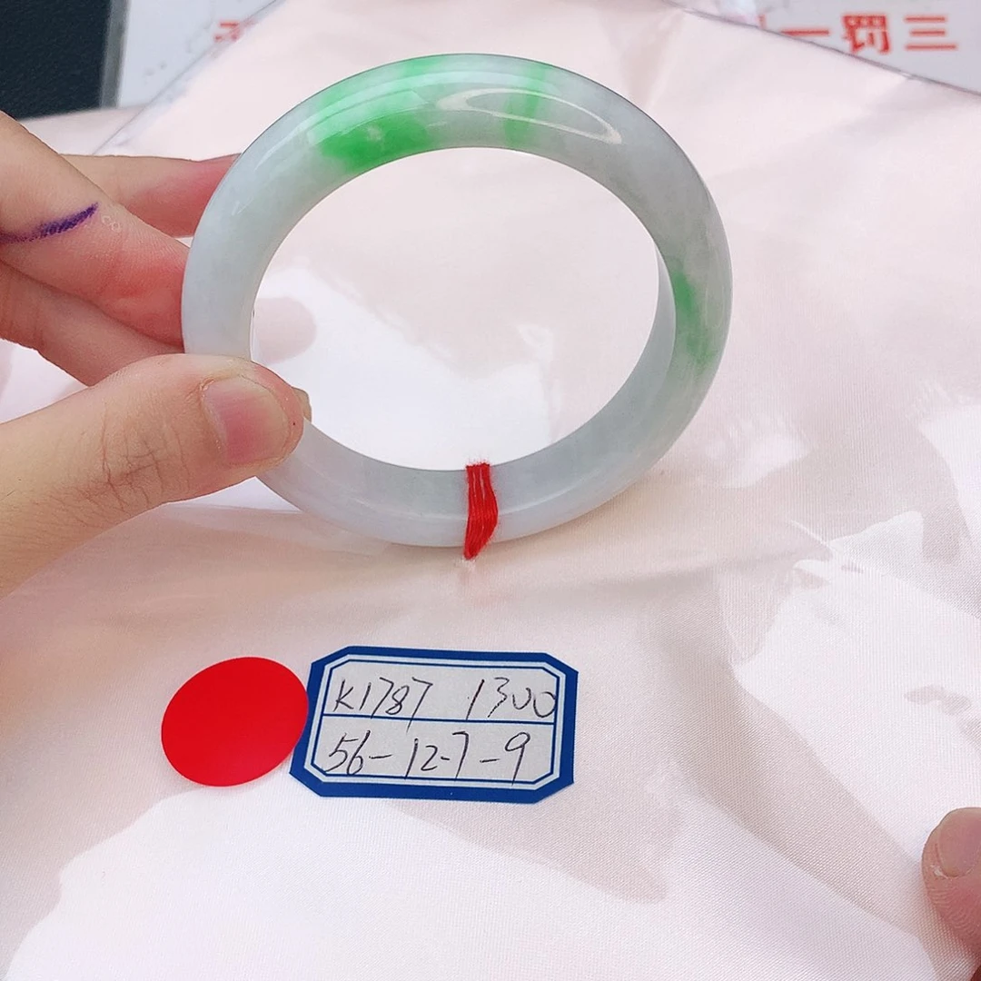 翡翠手镯未镶嵌翡翠