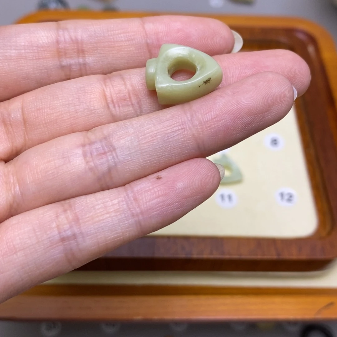 芬***织蛇纹石玉未镶嵌配饰