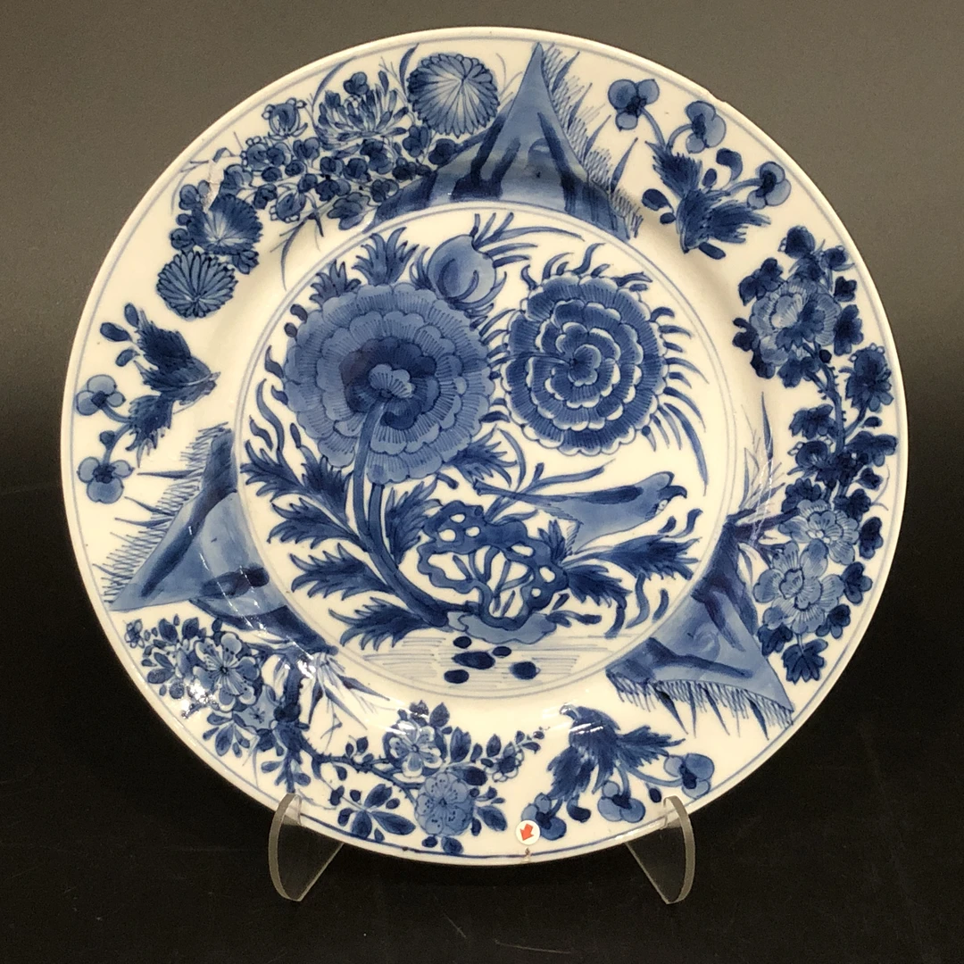 25110072 清康熙青花洞石花卉纹折腰盘 直径：21cm